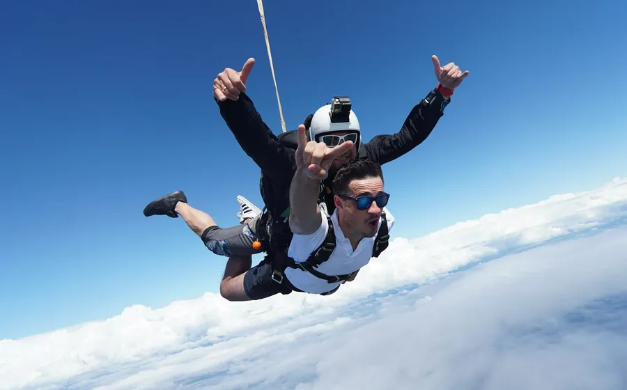 Tandem-Fallschirmsprung hoch über den Wolken