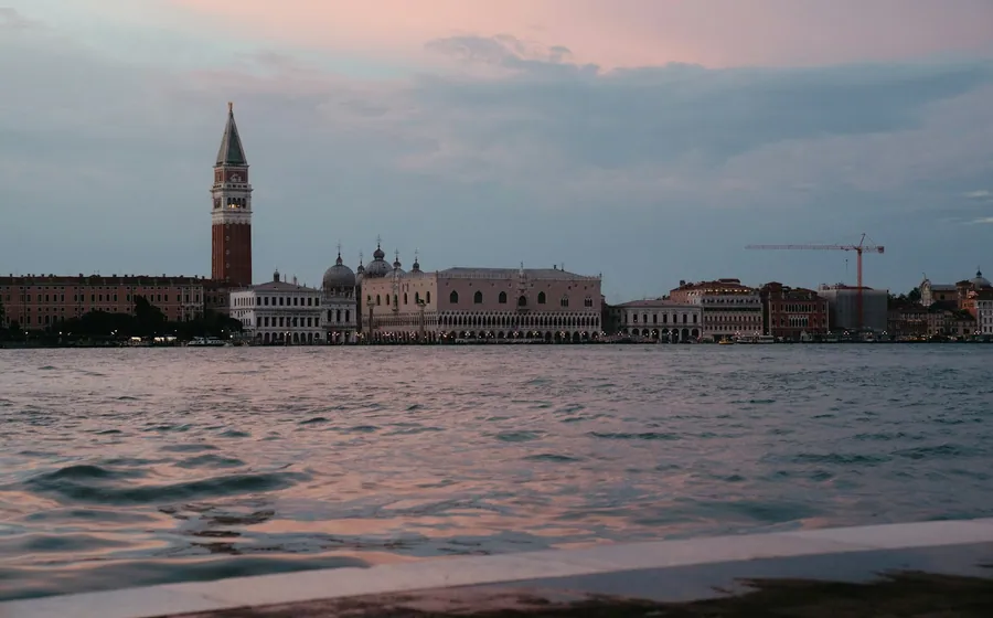 Venedig bei Sonnenuntergang, vom Wasser aus gesehen