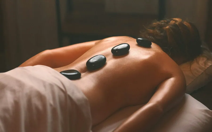 Entspannende Hot-Stone-Massage in einem Wellness-Spa