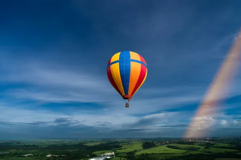 Bunter Heißluftballon am Himmel