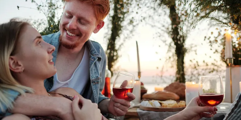 Glückliches Paar bei einem romantischen Dinner mit Wein